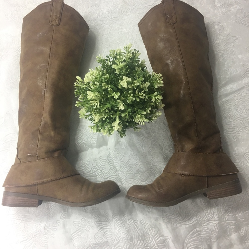 Chestnut brown knee high boots in size 7. Gently